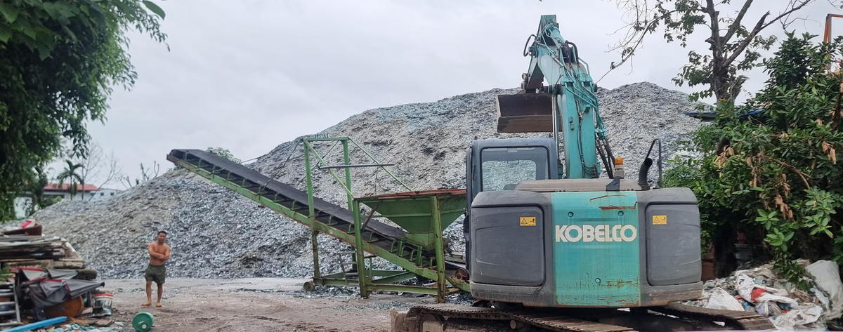 Lối vào khu tập kết rác thải thủy tinh sắc nhọn. Ảnh: Nam Anh.