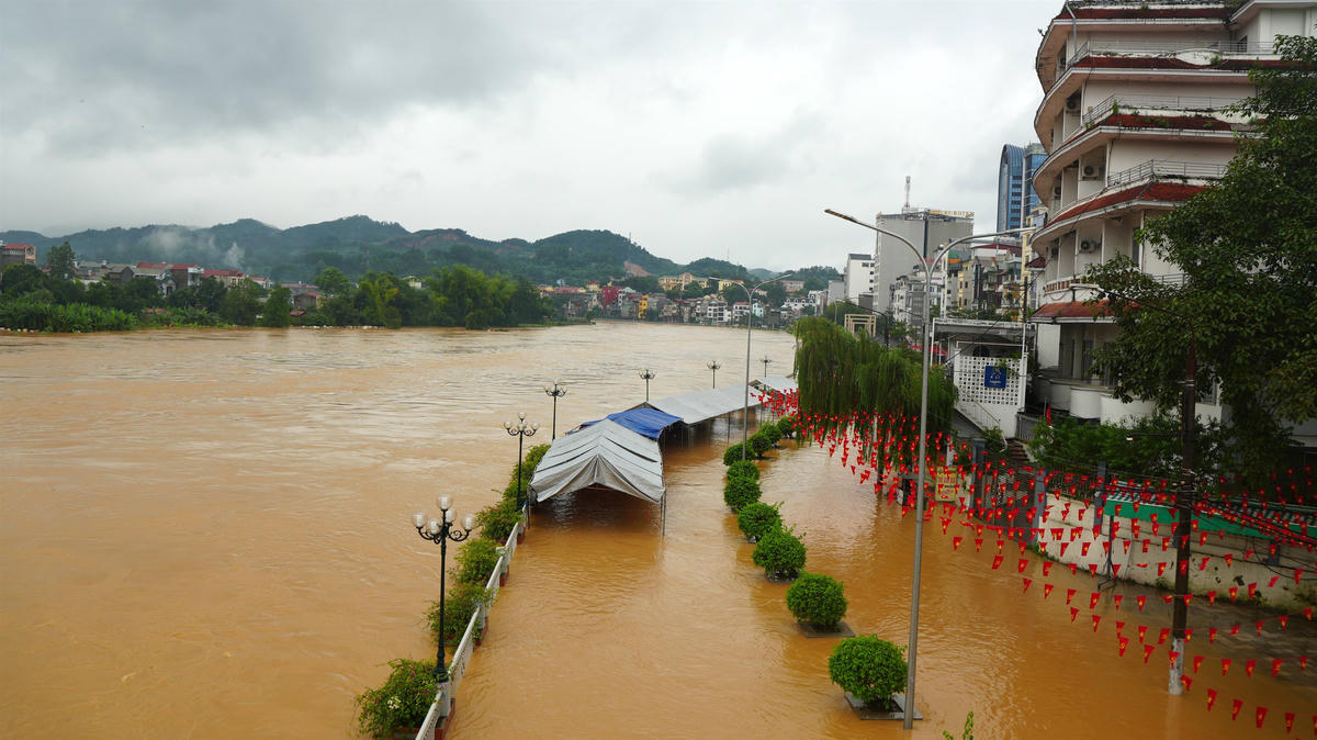 Nước sông Bằng Giang dâng cao gây ngập úng tại một số khu vực thuộc các phường Thục Phán, Nùng Trí Cao và Tân Giang. Ảnh: CAT Cao Bằng.