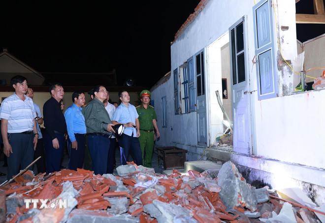 Thủ tướng Phạm Minh Chính thăm, chỉ đạo công tác khắc phục hậu quả của bão số 10 tại xã Quỹ Nhất. (Ảnh: Dương Giang/TTXVN).