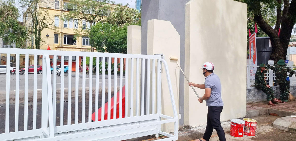 Cổng vào Nhà văn hoá Lao động - nơi tổ chức Đại hội Đảng bộ tỉnh Nghệ An lần thứ XX, nhiệm kỳ 2025-2030 đang được sơn lại. Ảnh: ĐB