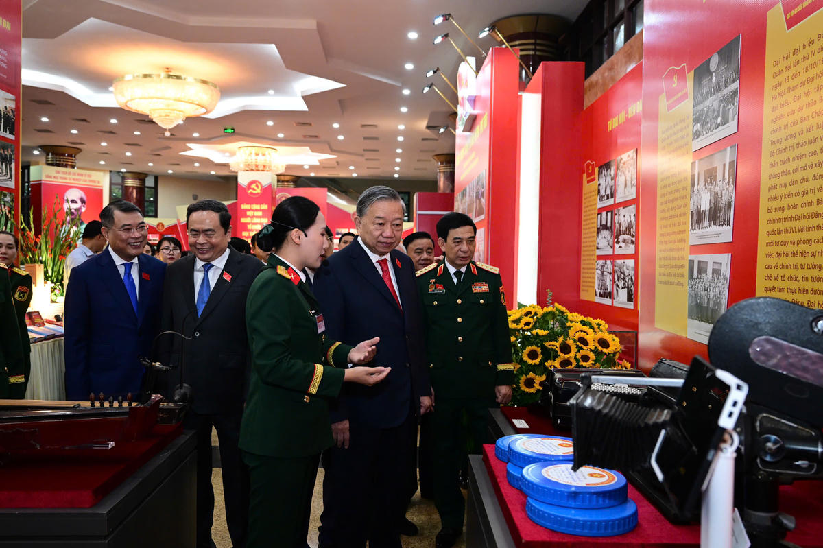 Tổng Bí thư Tô Lâm cùng các đại biểu tham quan gian trưng bày phục vụ Đại hội đại biểu Đảng bộ Quân đội lần thứ XII, nhiệm kỳ 2025-2030. Ảnh: Việt Trung.