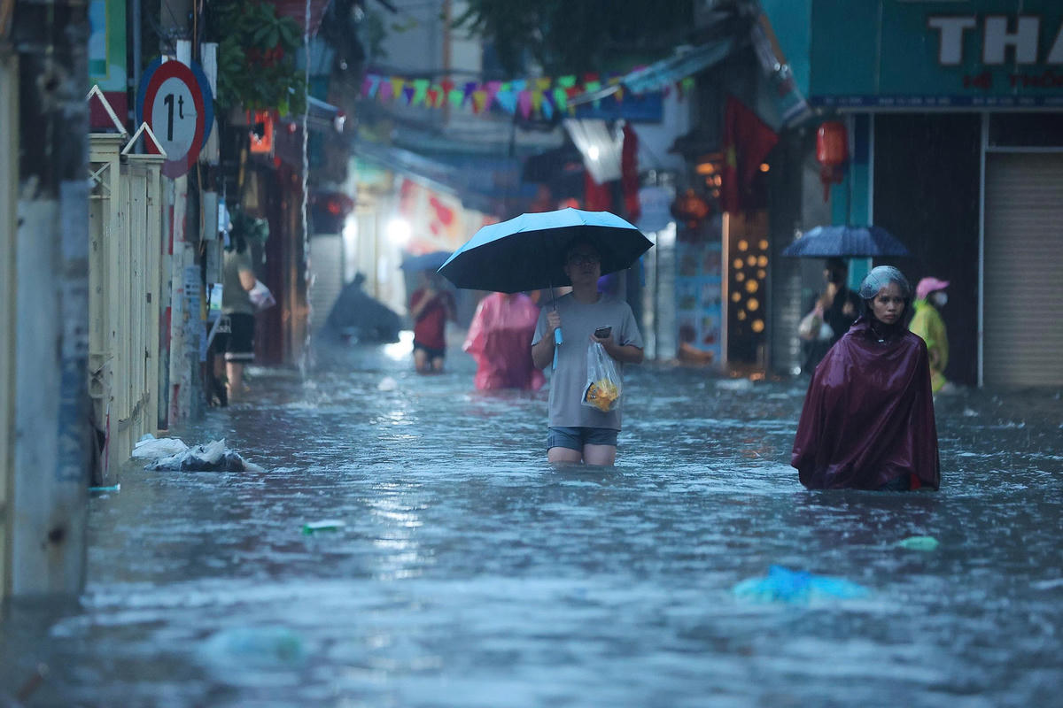 Nước ngập mênh mông khiến việc di chuyển của người dân gặp nhiều khó khăn.