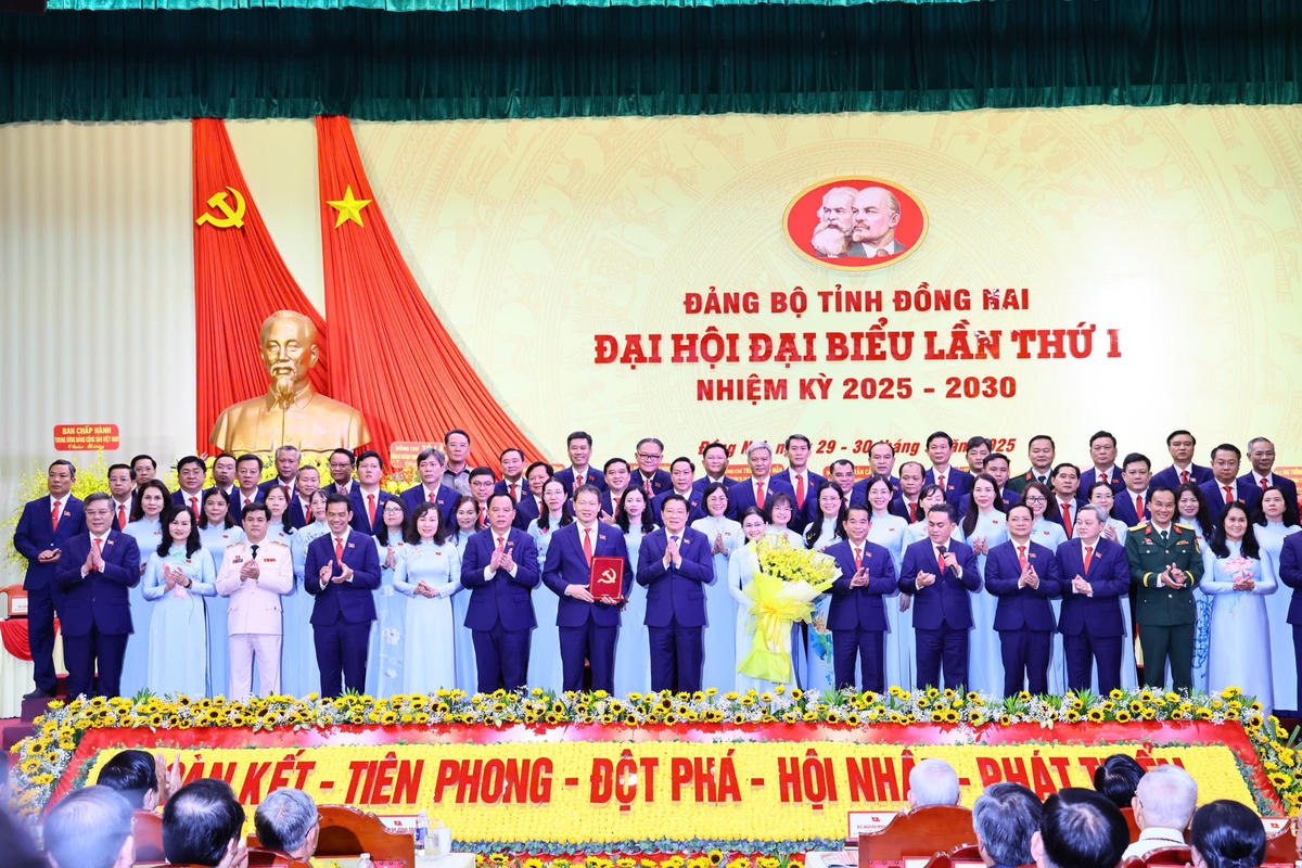 Ban Thường vụ Tỉnh ủy, Ban Chấp hàng Đảng bộ tỉnh Đồng Nai nhiệm kỳ 2025-2030 ra mắt đại hội.