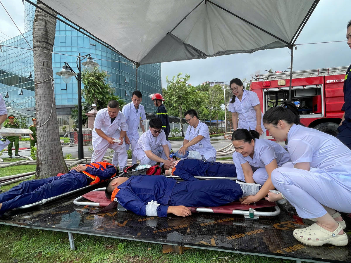 Lực lượng y tế sơ cứu tại chỗ cho người bị nạn. Ảnh: Ngọc Anh.