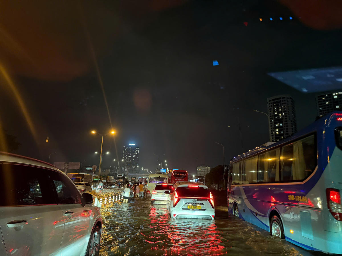 Tương tự, tại tuyến đường Phạm Hùng hướng về Phạm Văn Đồng cũng xảy ra ùn tắc kéo dài khiến nhiều người dân đi bộ dưới lòng đường.