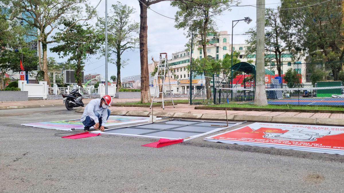 Các công nhân dựng pa-no, áp phích tại Nhà văn hoá Lao động tỉnh Nghệ An, phường Thành Vinh đang hoàn thiện các hạng mục cuối cùng. Ảnh: ĐB
