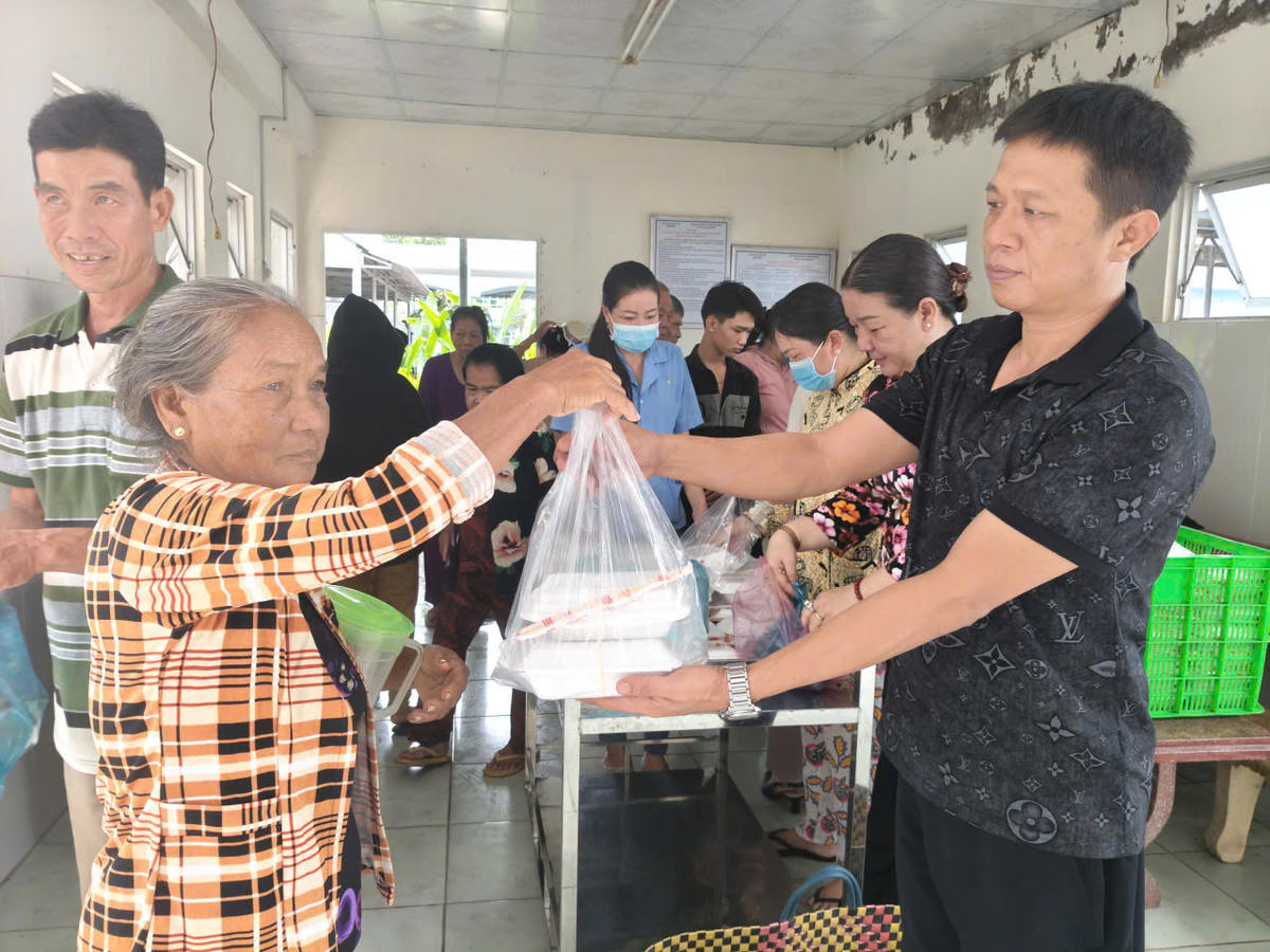 Vợ chồng ông bà Trần Hoàng Giang - Võ Thị Hai tích cực đồng
hành cùng bếp ăn nghĩa tình. Ảnh: Châu Pha