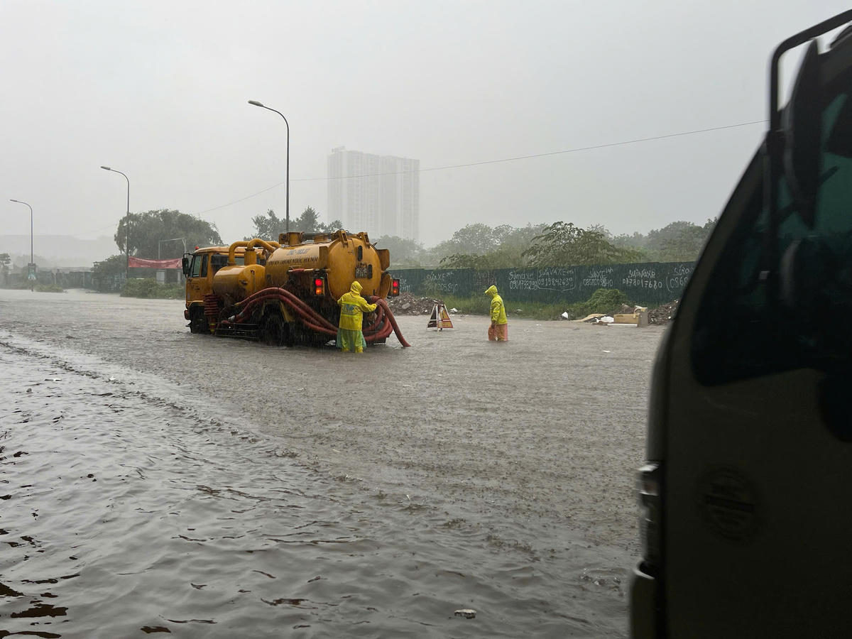 Để nhanh chóng thoát nước, Công ty TNHH MTV Thoát nước Hà Nội đã chỉ đạo hàng trăm công nhân cùng các thiết bị máy móc tiến hành hút nước.