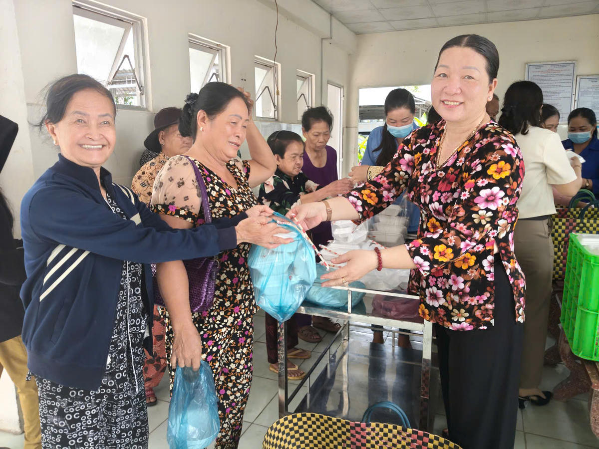 Trao suất ăn đến thân nhân bệnh nhân. Ảnh: Châu Pha