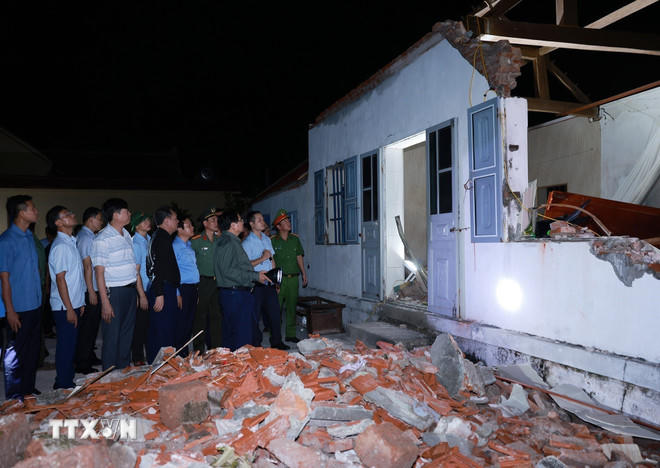 Thủ tướng Phạm Minh Chính thăm, chỉ đạo công tác khắc phục hậu quả của bão số 10 tại xã Quỹ Nhất. (Ảnh: Dương Giang/TTXVN).