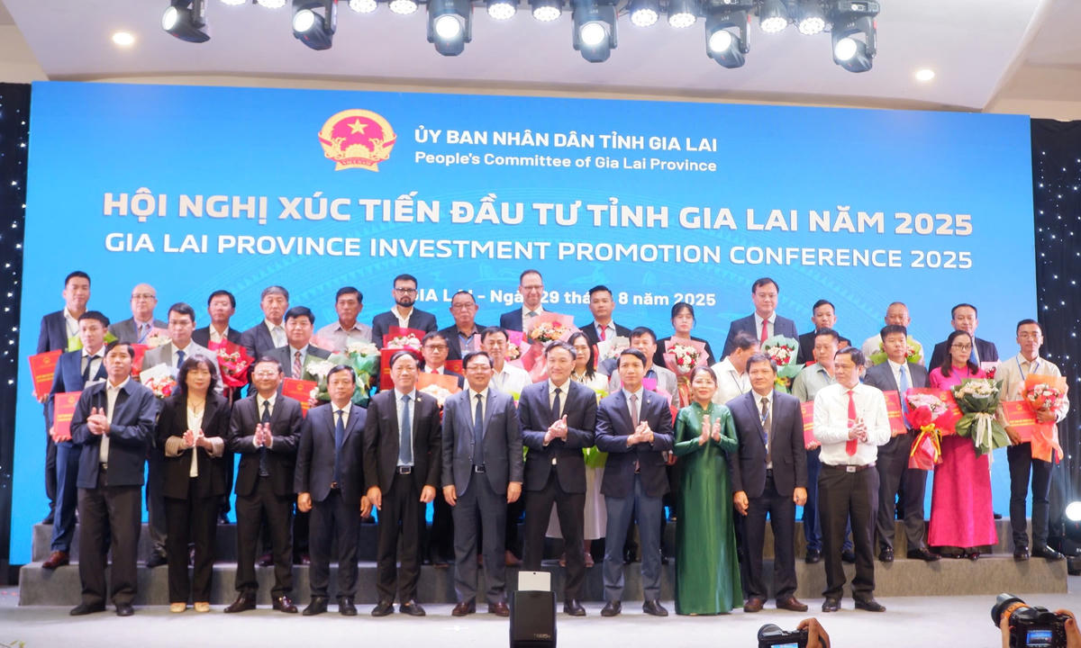 Lãnh đạo tỉnh Gia Lai trao biên bản ghi nhớ hợp tác đầu tư cho các doanh nghiệp. Ảnh: CV.