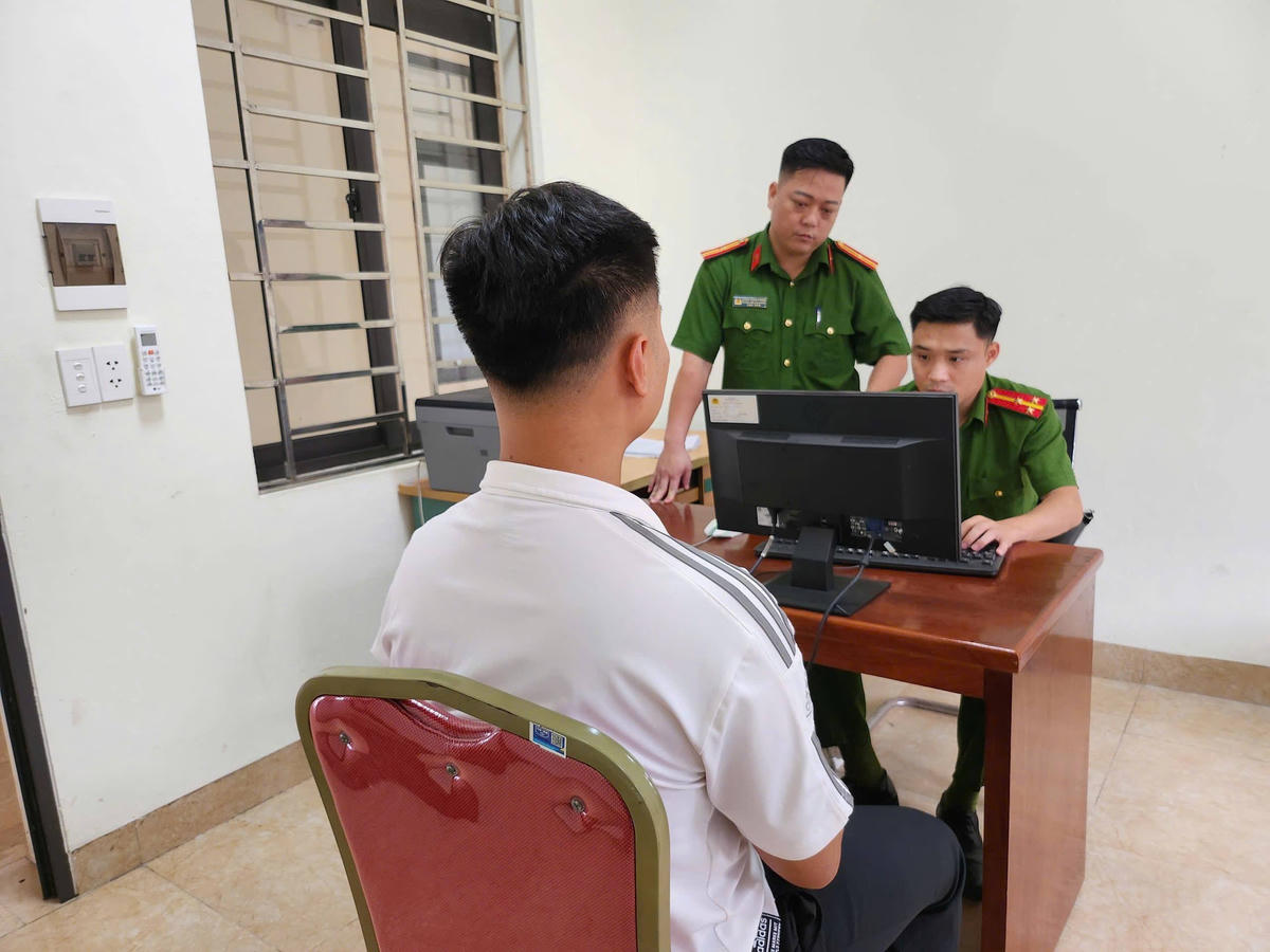 Lực lượng Công an làm việc với trường hợp đăng tải thông tin sai sự thật trên mạng xã hội. Ảnh: CAT Lào Cai.