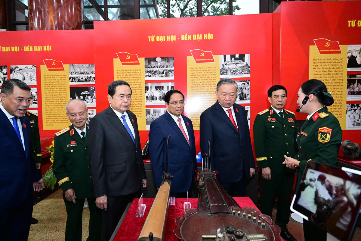 Tổng Bí thư Tô Lâm cùng các đại biểu tham quan gian trưng bày phục vụ Đại hội đại biểu Đảng bộ Quân đội lần thứ XII, nhiệm kỳ 2025-2030. Ảnh: Việt Trung.