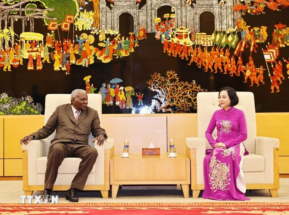 Phó Chủ tịch Quốc hội Nguyễn Thị Thanh đón Chủ tịch Quốc hội Cuba Esteban Lazo Hernández tại sân bay quốc tế Nội Bài. (Ảnh: Minh Đức/TTXVN)