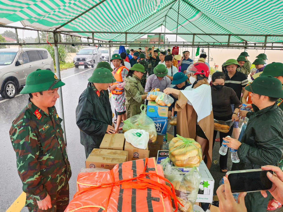 Ngay trong sáng 30/9, lực lượng cứu hộ cứu nạn, Bộ đội, Công an và chính quyền địa phương đã huy động nhân lực, phương tiện, nhu yếu phẩm để hỗ trợ người dân. Ảnh: Đình Minh