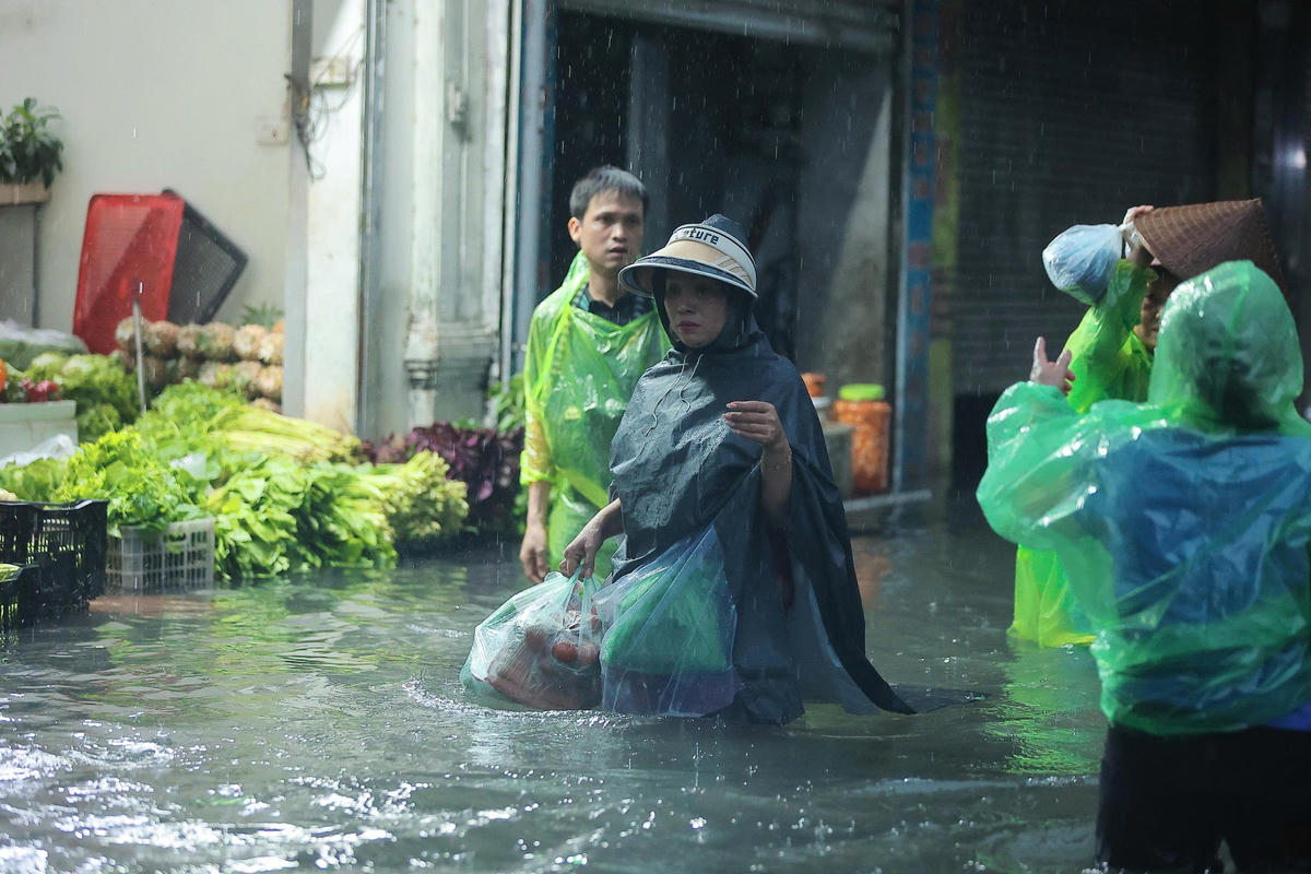 Tại chợ Phú Đô (Hà Nội) nước ngập ngang thân người trưởng thành.