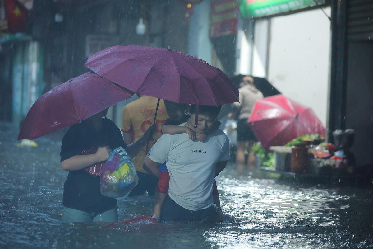 Nước ngập sâu từ 50-80 cm tại chợ Phú Đô.