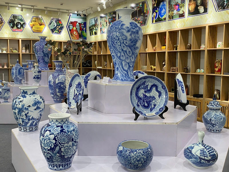 Ngành thủ công mỹ nghệ góp phần bảo tồn bản sắc văn hóa truyền
thống và tạo sinh kế cho người dân. Ảnh: L.H.