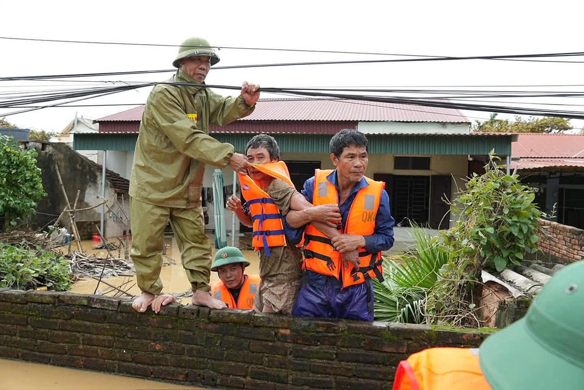 Để đảm bảo an toàn cho người dân, tại những nơi bị ngập, chính quyền địa phương cử lực lượng ở cơ sở nhanh chóng hỗ trợ, di dời người dân đến nơi tránh trú an toàn. Ảnh: Hà Trung