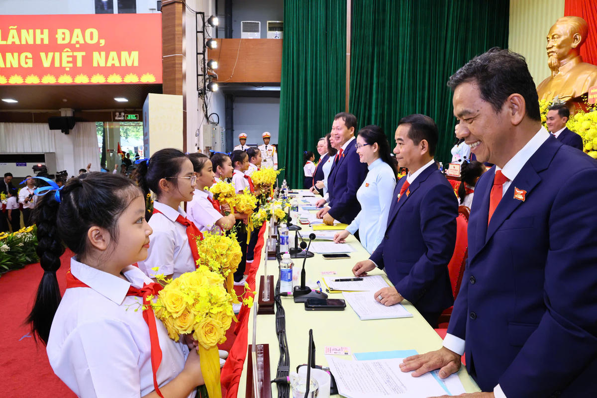 Đoàn đại biểu thanh thiếu nhi tỉnh Đồng Nai tặng hoa chúc mừng Đại hội.