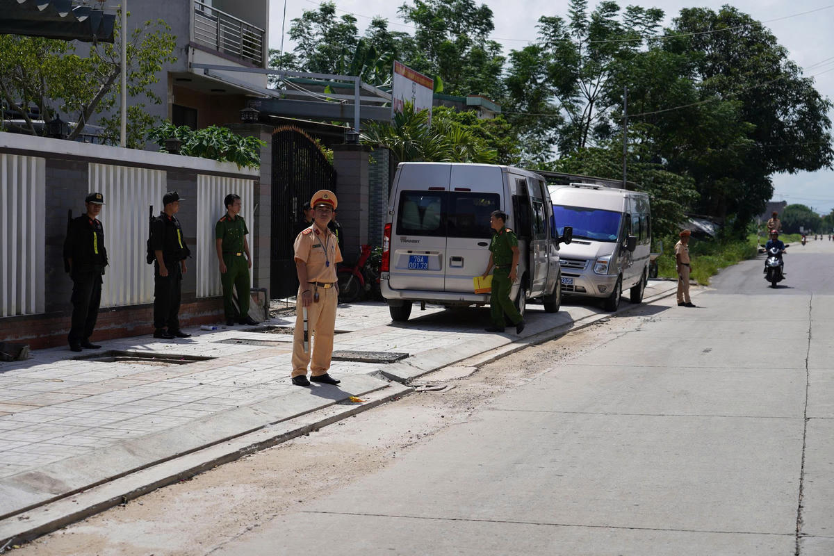 Lực lượng Công
an Quảng Ngãi khám xét nơi ở bà Phạm Thị Minh Lý. Ảnh: CV.

 

 

 