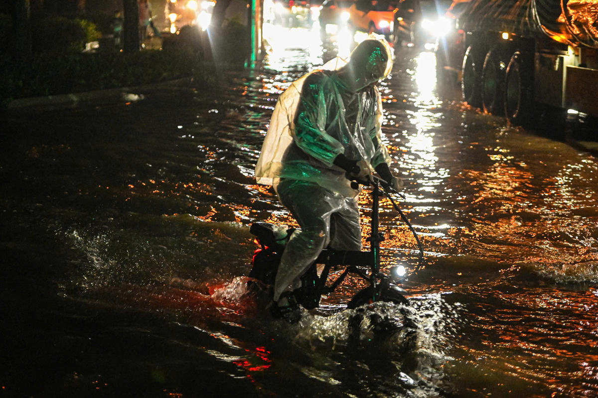 Người Hà Nội vẫn lội nước 'bì bõm' về nhà trong đêm