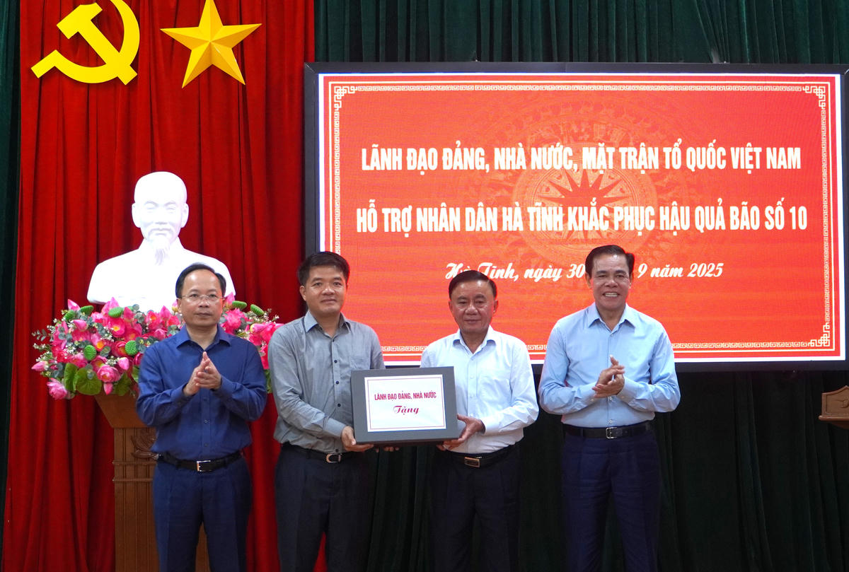 Thay mặt lãnh đạo Đảng và Nhà nước, ông Trần Cẩm Tú, Uỷ viên Bộ Chính trị, Thường trực Ban Bí thư trao tặng phần quá ý nghĩa tới người dân Hà Tĩnh bị thiệt hại do bão số 10 gây ra. Ảnh: Hạnh Nguyên.