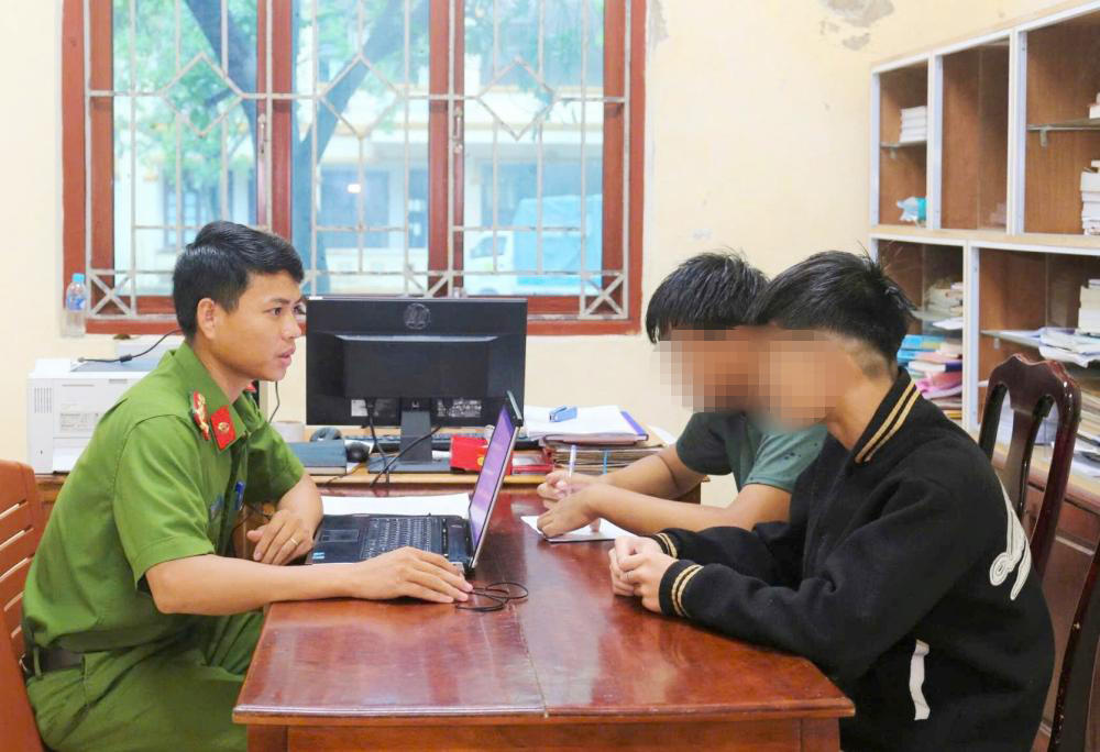 Hai đối tượng tại cơ quan công an. Ảnh: CAHT