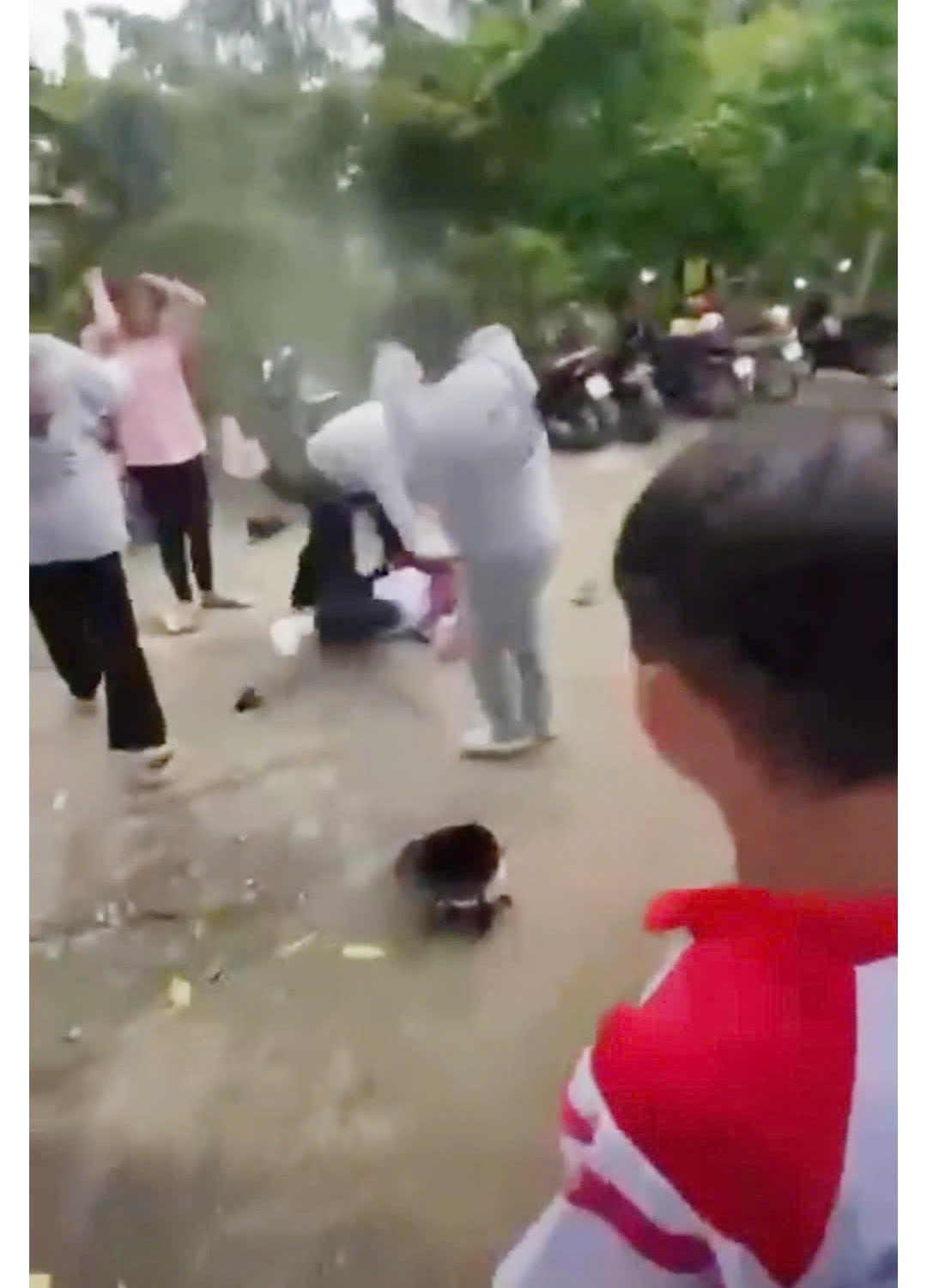 Ảnh cắt từ clip em D.T.A. học sinh lớp 8, Trường THCS Vân Khánh bị nhóm nữ đánh hội đồng bên ngoài khu vực trường. Ảnh cắt từ Clip.