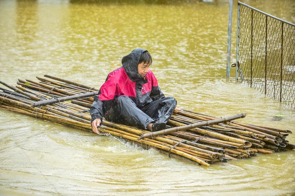 Anh Lê Văn Dụng, trú thôn Phong Mỹ cho biết: Trong đêm 29/9, chỉ trong vài giờ, nước đã lên nhanh, sau đó tràn vào nhà khiến gia đình trở tay không kịp. 'Đồ đạc hầu hết đã bị ngập, nhiều thứ phải bỏ lại. Từ khi sinh ra đến nay, xhưa bao giờ tôi chứng kiến cảnh cũ lớn như vậy', anh Dụng nói. Ảnh: Đình Minh