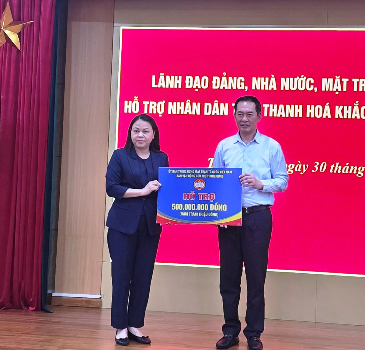 Bà Nguyễn Thị Thu Hà, Ủy viên Trung ương Đảng,  Phó Chủ tịch - Tổng Thư ký  Ủy ban Trung ương Mặt trận Tổ quốc Việt Nam đã trao 500 triệu đồng ủng hộ nhân dân tỉnh Thanh Hóa. Ảnh: Nguyễn Chung.