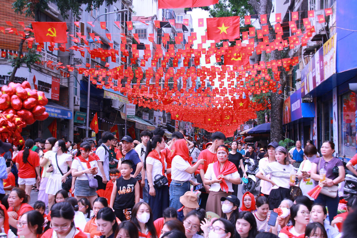 Nhiều du khách đến với Hà Nội trong đại lễ kỷ niệm 80 năm Quốc khánh (2/9). Ảnh: P. Sỹ.