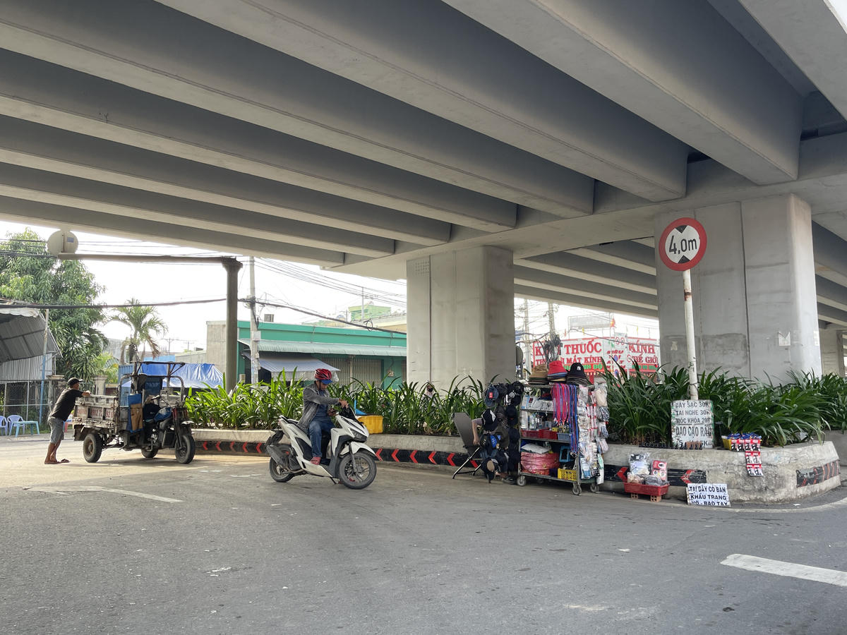 Một cầu vượt khác ở hương lộ 2 giao với quốc lộ 1A rất rộng làm nơi quay đầu xe nhưng thường xuyên bị lấn chiếm, buôn bán. Ảnh: Đ.X.