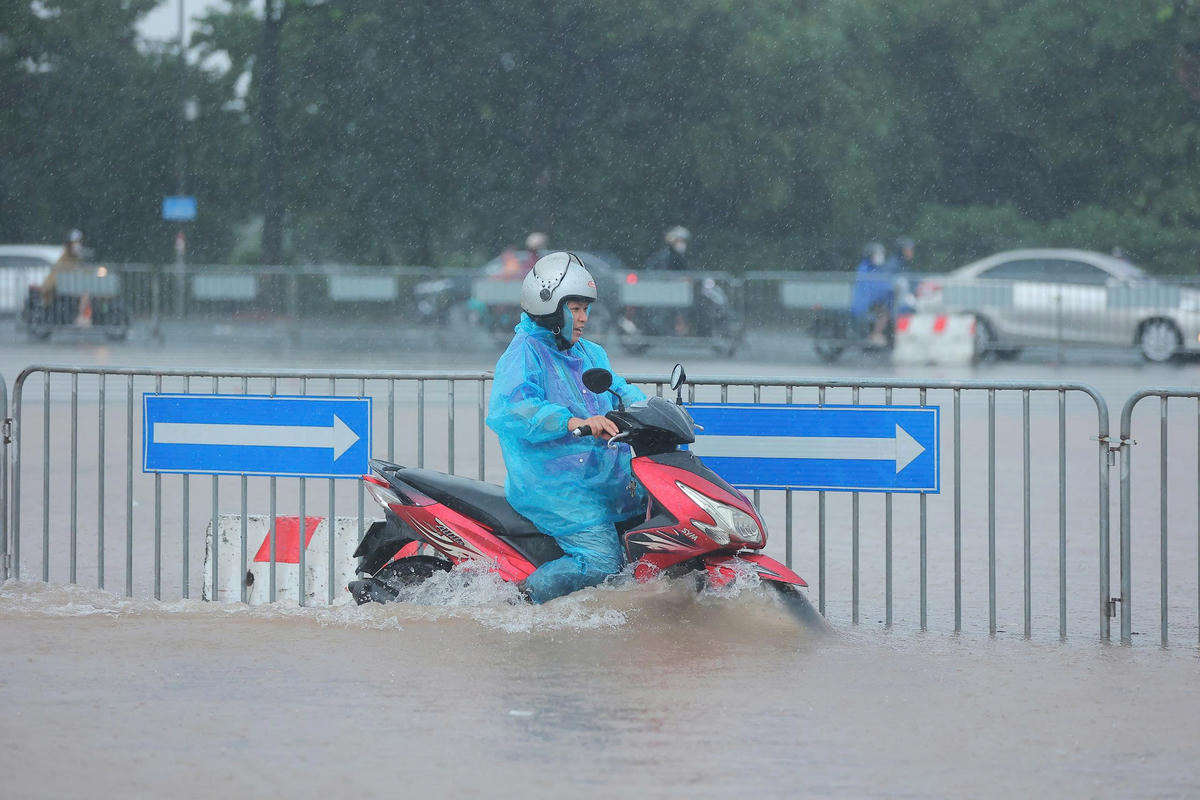 Mưa lớn gây ngập úng khiến các phương tiện di chuyển khó khăn.