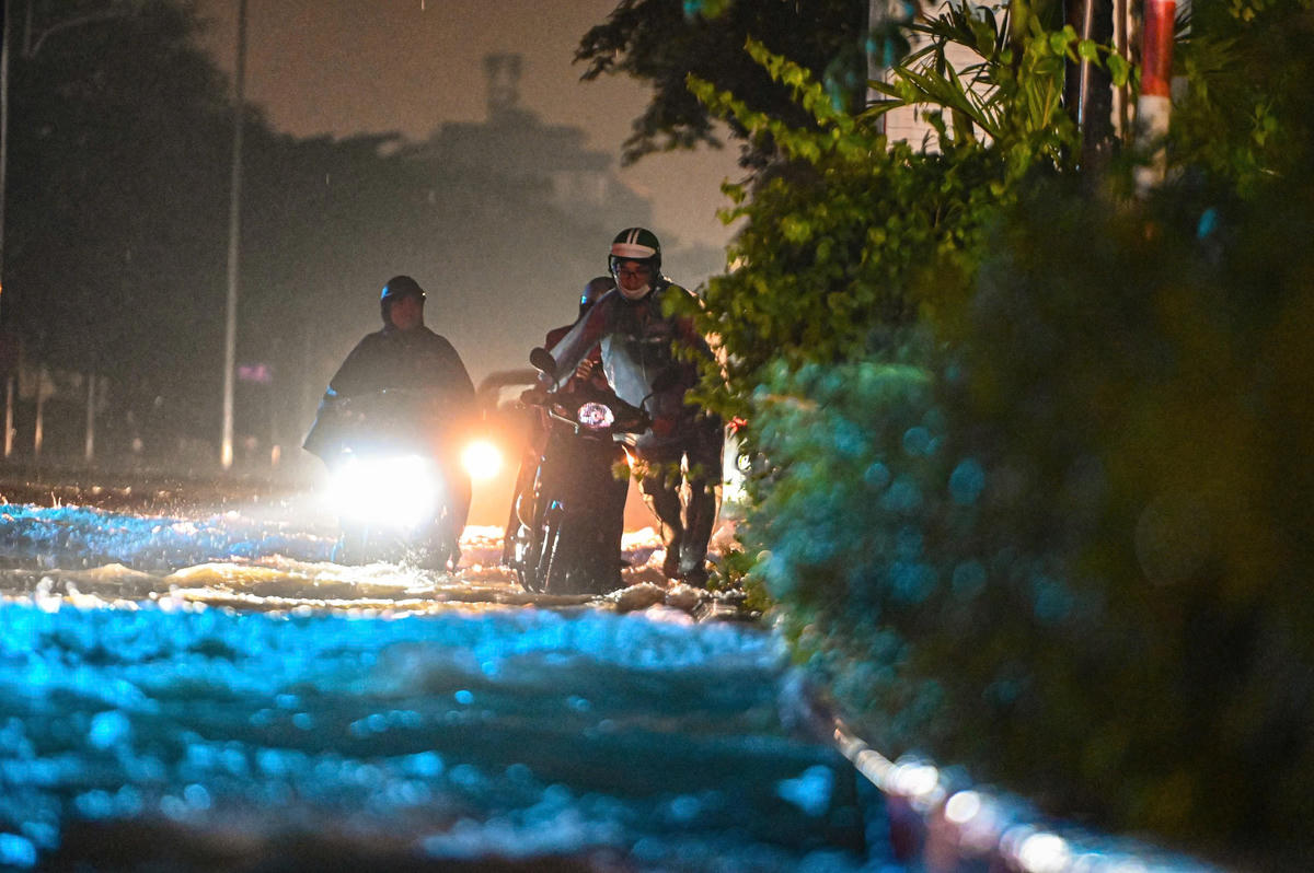 Dù đã đêm muộn, nhưng việc di chuyển của người dân vẫn gặp rất nhiều khó khăn.