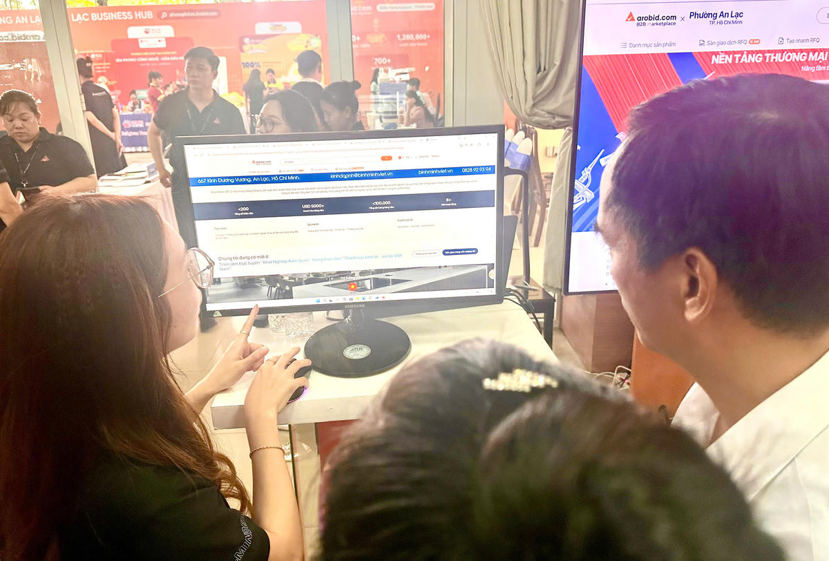 Các đại biểu trải
nghiệm nền tảng B2B phuongAnLac.Arobid.com. Ảnh: M.T.
