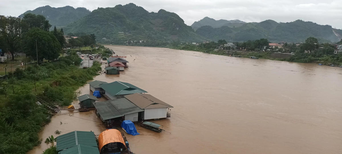 Nhà hàng, bè nổi của người dân sống trên sông Lô đã kịp thời neo đậu, chằng buộc cẩn thận khi mực nước sông Lô dâng cao. Ảnh: Xuân Trường.