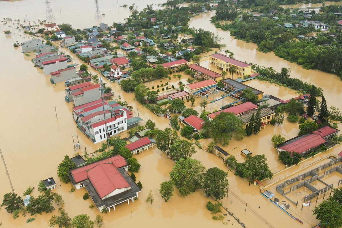 Trong đó, địa phương ngập nặng nhất là xã Nông Cống. Theo UBND xã, cho đến sáng 30/9, toàn xã có 30/44 thôn với 3.200 hộ, 11.330 nhân khẩu bị ngập sâu trong nước lũ. Ảnh: Đình Minh