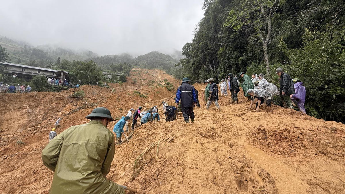 Lượng đất đá sạt lở rất lớn làm khó khăn cho lực lượng tìm kiếm nạn nhân. Ảnh: UBND xã Lũng Cú.