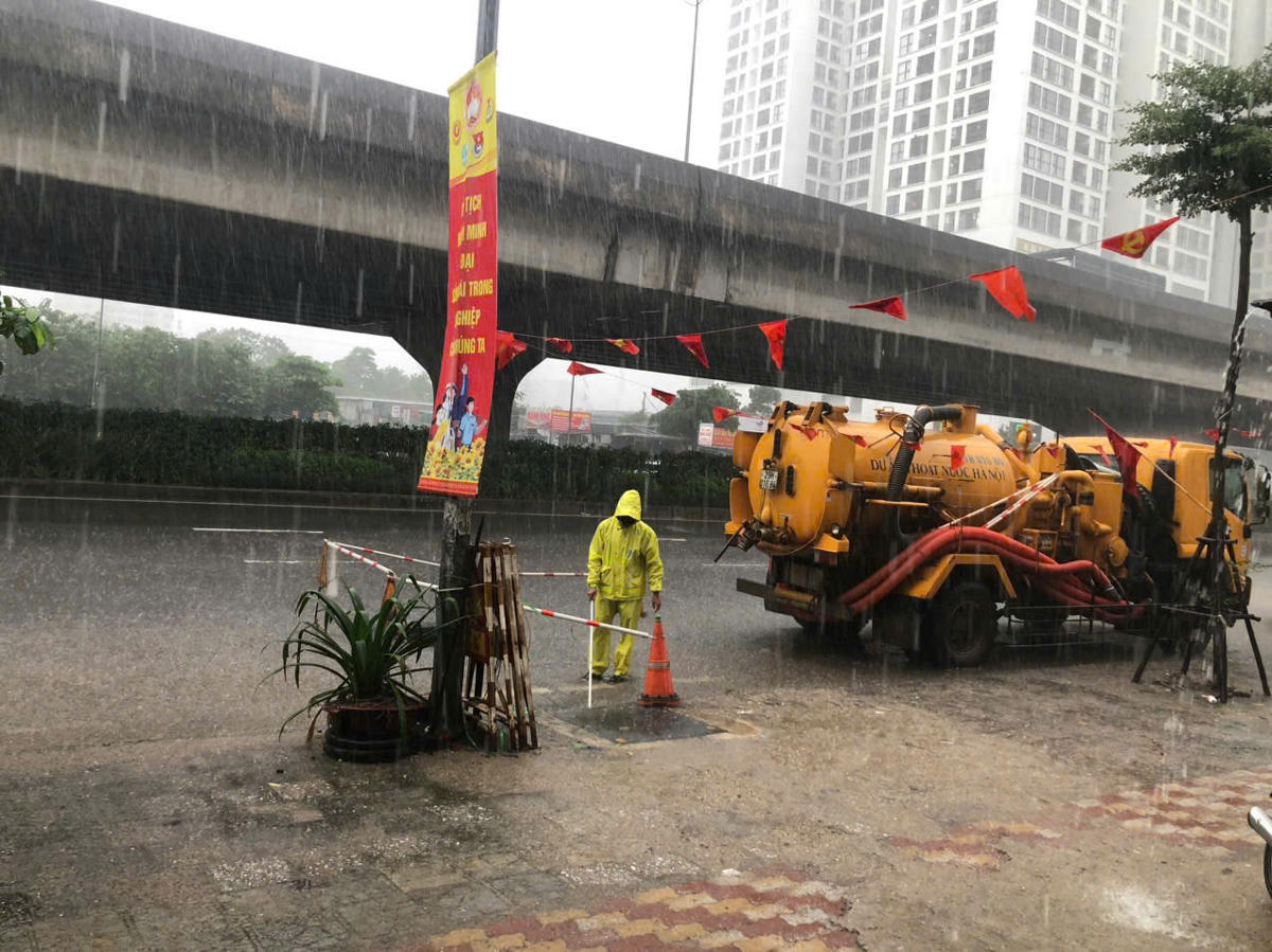 Chia sẻ với PV Báo Đại đoàn kết, đại diện Công ty TNHH MTV Thoát nước Hà Nội cho biết, hệ thống thoát nước của TP Hà Nội hiện tại chỉ đảm bảo tiêu thoát nước với những trận mưa có mật độ mưa là 310 mm/ 48h, nhưng riêng tính từ 7h đến 14h30 ngày 30/9 khu vực có lượng mưa lớn nhất đã là trên 366 mm.