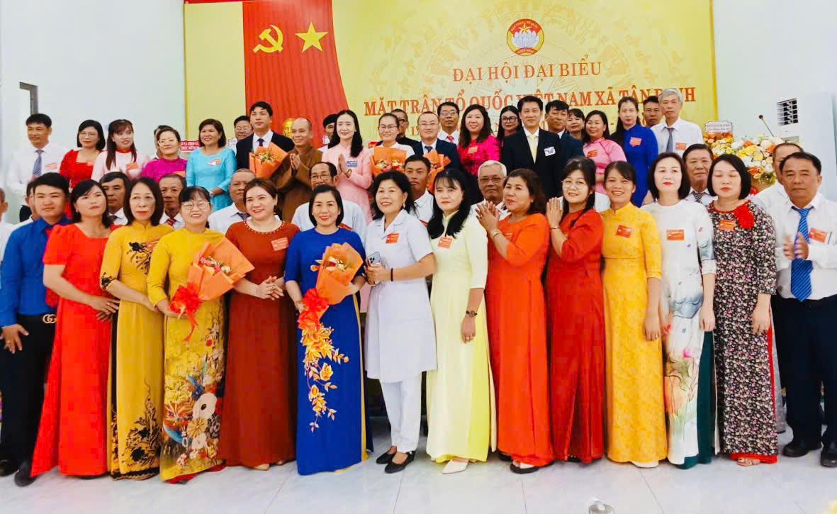 Ủy viên Ủy
ban MTTQ Việt Nam xã Tân Định nhiệm kỳ
2025 - 2030 ra mắt Đại hội. (ảnh X.H)