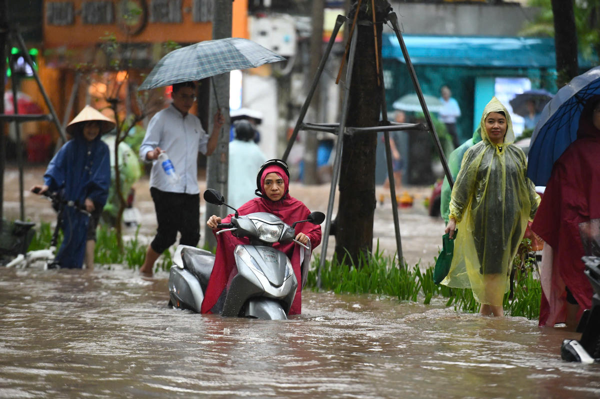 Nhiều xe máy bị hư hỏng khi đi vào vùng nước ngập.