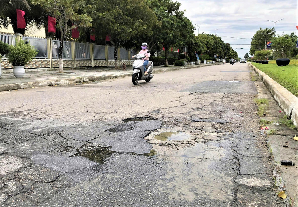 Đường Hùng Vương bị
bong tróc tiềm ẩn nguy cơ xảy ra tai nạn. Ảnh: Ảnh: Tấn Thành.