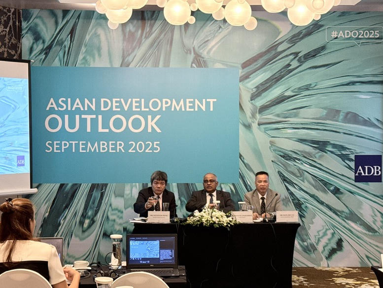 Họp báo công bố báo cáo của ADB sáng 30/9. Ảnh: H.H.