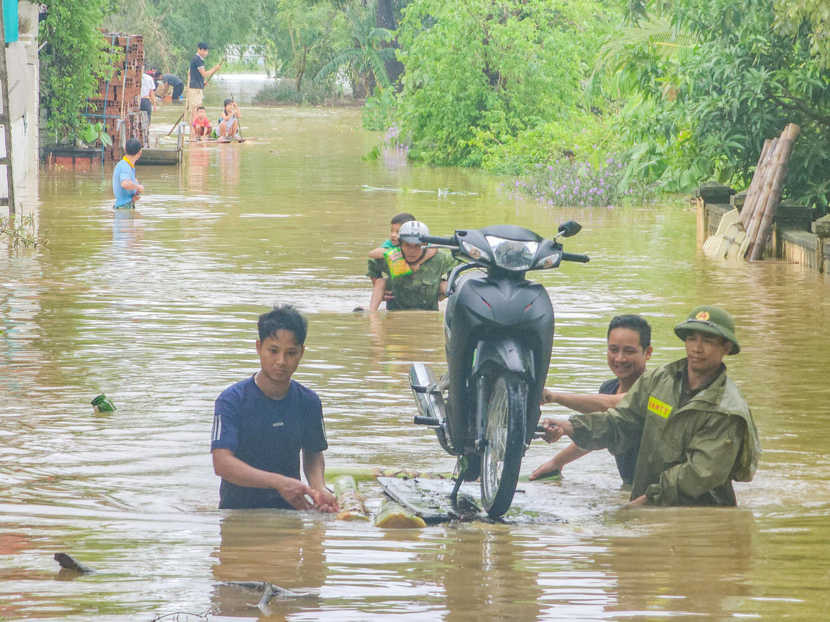 Tại xã Biện Thượng, do nước trên sông Mã dâng đột ngột cũng khiến người dân sống ven sông ở xóm Đoài, xóm Bình, xóm Hát... bị ngập nặng, lực lượng chức năng phải kịp thời đưa người dân và tài sản ra khỏi vùng nguy hiểm. Ảnh: Đình Minh