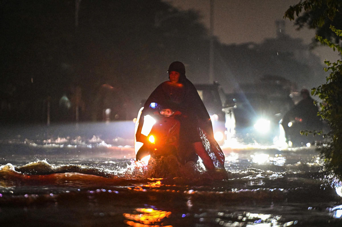 Người Hà Nội vẫn lội nước 'bì bõm' về nhà trong đêm