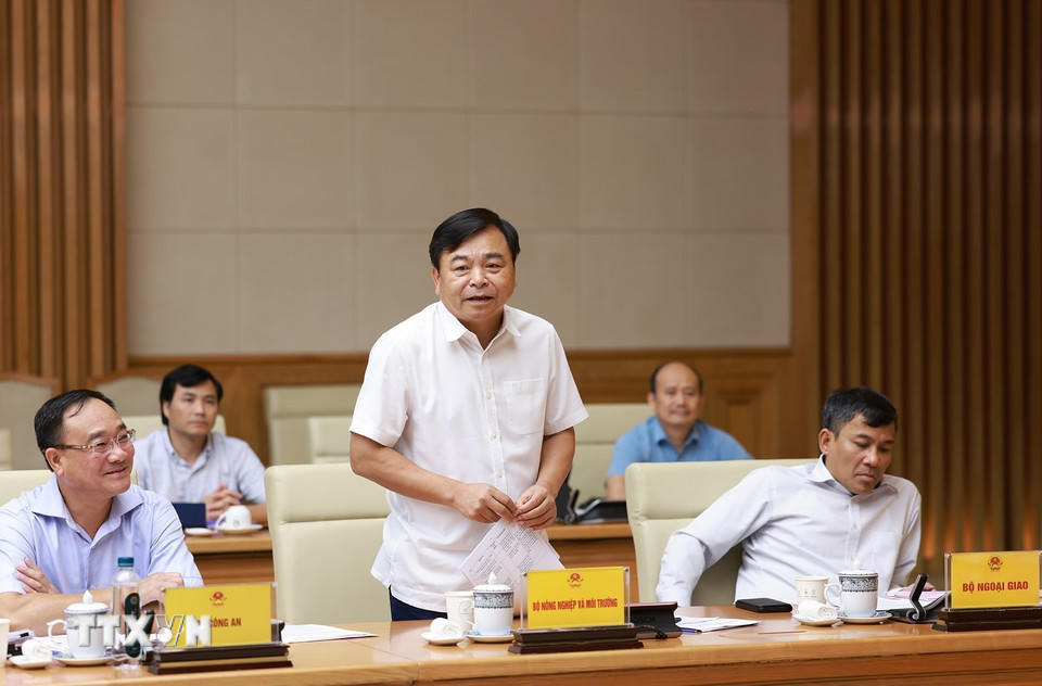 Thứ trưởng Bộ Nông nghiệp và Môi trường Nguyễn Hoàng Hiệp báo cáo tình hình khai thác hải sản. (Ảnh: Dương Giang/TTXVN)