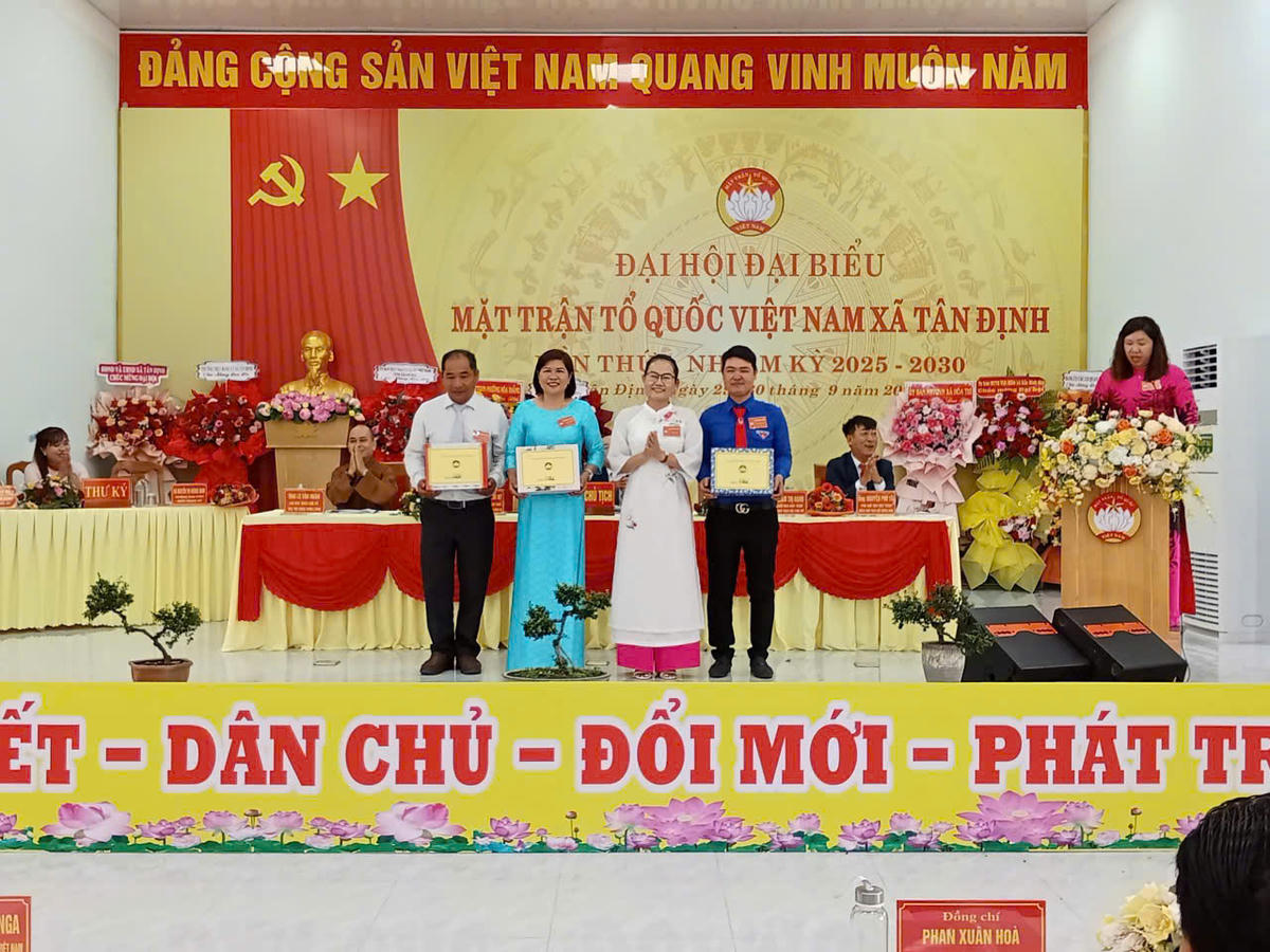 Bà
Phạm Thị Thanh Mỹ, Chủ
tịch MTTQ xã Tân Định Trao giải nhất cho 3 đôi tham gia
cuộc thi trưng bày sản phẩm. (ảnh X.H)
