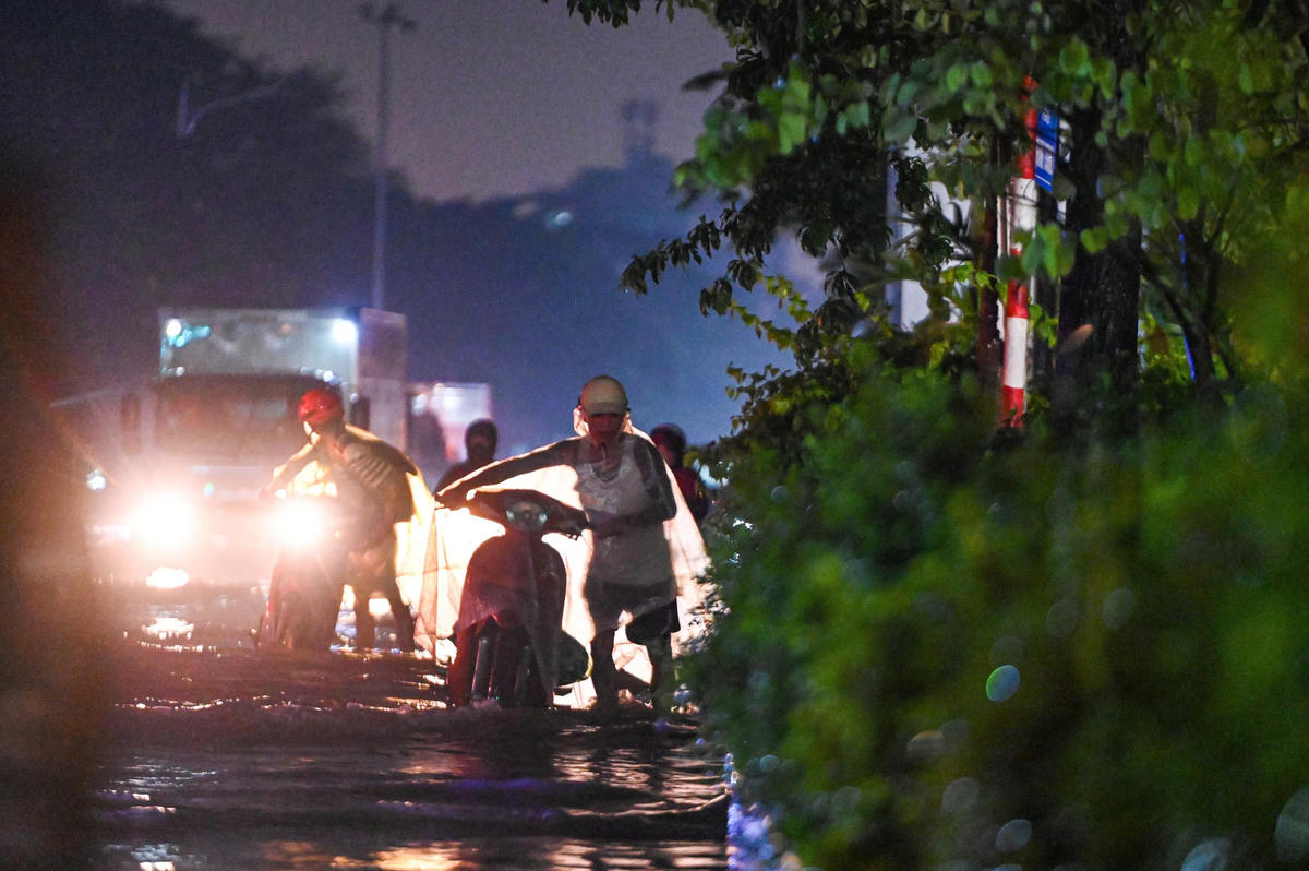 Hàng chục xe bị chết máy.