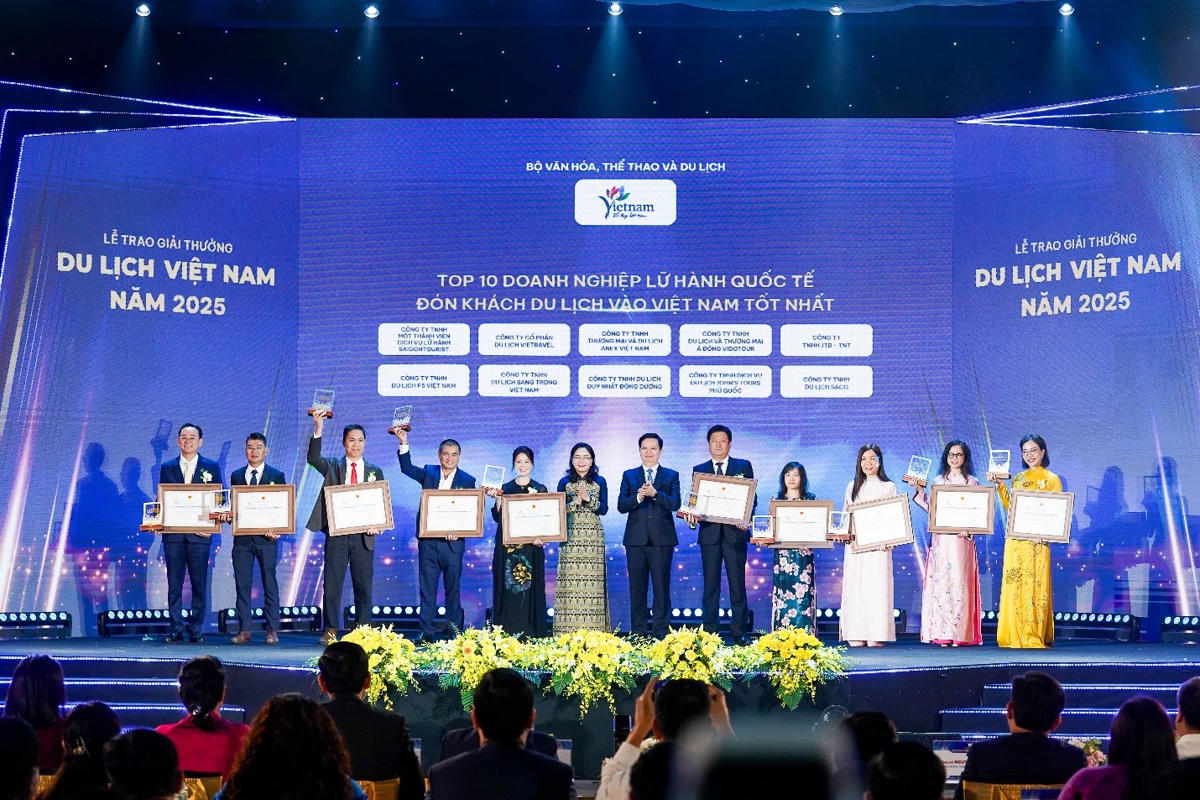 Phó Thủ tướng Mai Văn Chính trao Giải thưởng Du lịch Việt Nam năm 2025 cho các doanh nghiệp lữ hành quốc tế đón khách du lịch vào Việt Nam tốt nhất.